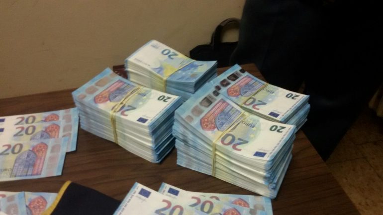 Napoli, in auto con 70mila euro falsi: arrestati in due