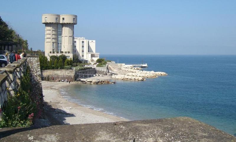 Castellammare, tenta il suicidio e si lancia nella spiaggia lungo la Sorrentina: grave 28enne