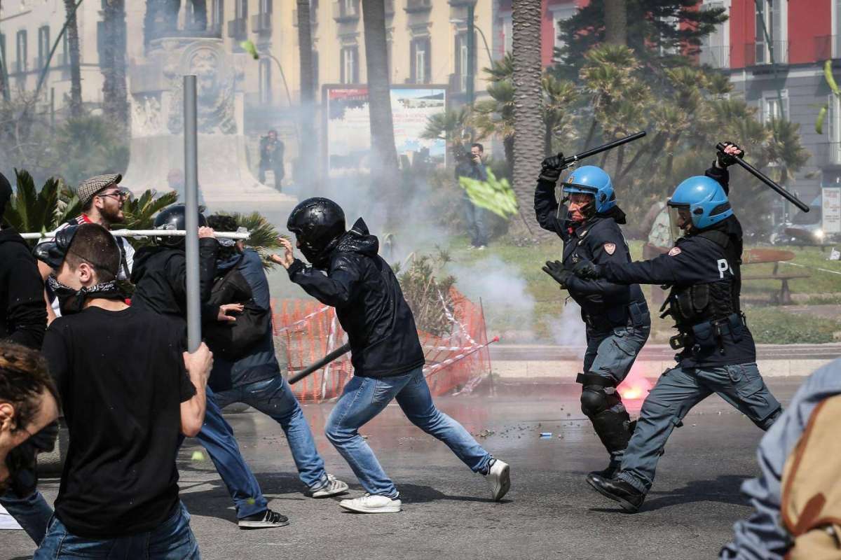 Napoli, carica della polizia sui manifestanti in attesa del premier Gentiloni