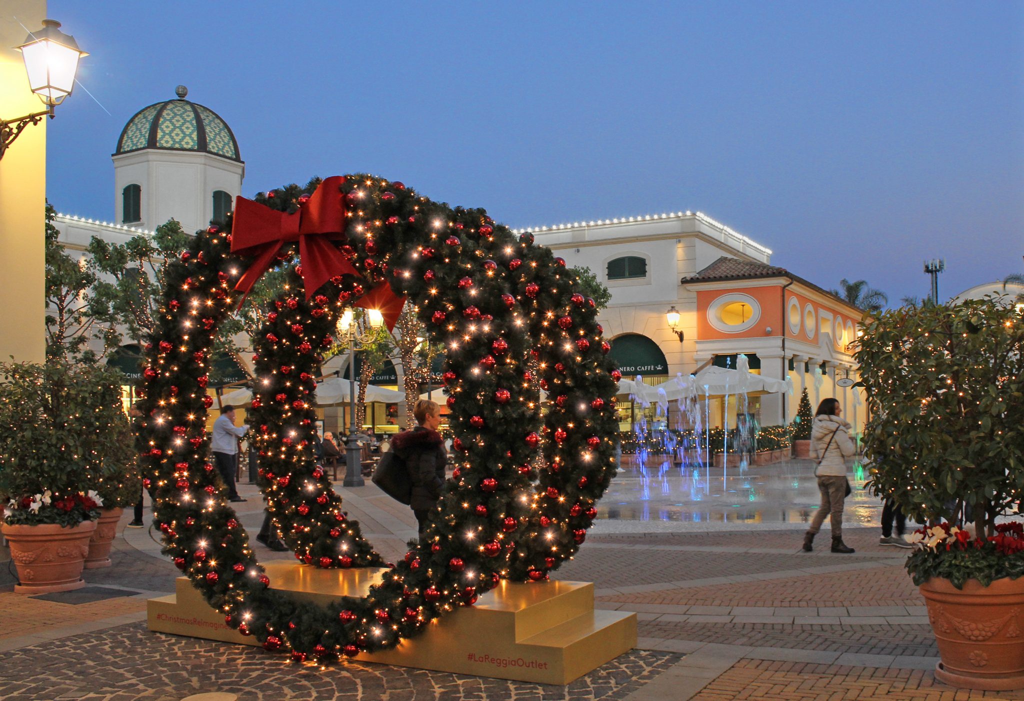 La Reggia Designer Outlet si colora di bianco con la tradizionale nevicata in piazza Fontana