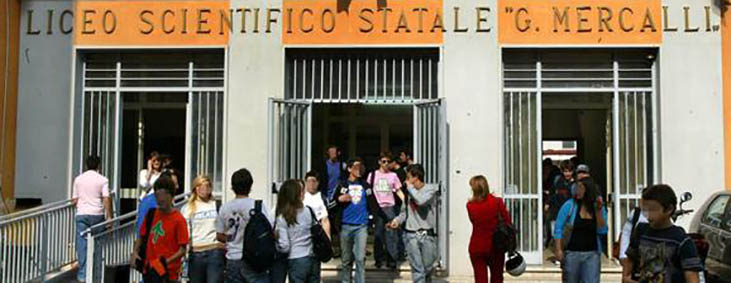 Napoli, choc a scuola: 16enne tenta il suicidio nei bagni del Liceo