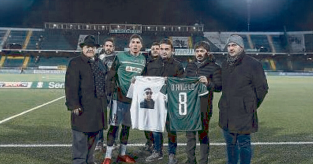 L’Avellino calcio regala la maglia a Luigi, il baby calciatore in coma perché colpito da un proiettile vagante