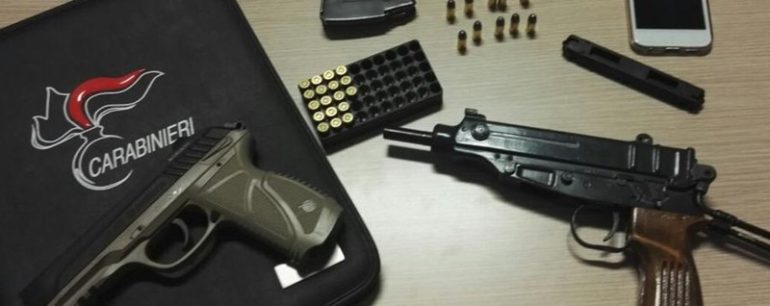 Camorra: inseguiti dai carabinieri abbandonano mitra e pistola