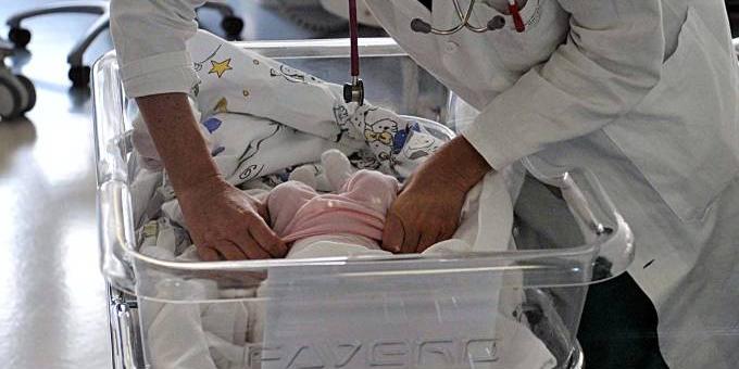Neonato ustionato dal bagnetto in ospedale subito essere venuto alla luce: ora è ricoverato al Cardarelli