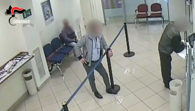 Napoli, il nonno pensionato faceva il ‘filo di banca’ per i complici: arrestati in tre. IL VIDEO