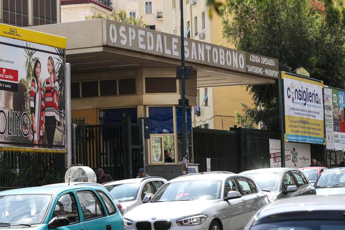 Bimbo di sette anni cade dal terzo piano nel Salernitano: in gravi condizioni al Santobono