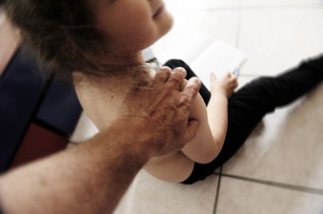 Abusò delle bimbe durante la recita: processo all’orco, era il fidanzato della maestra