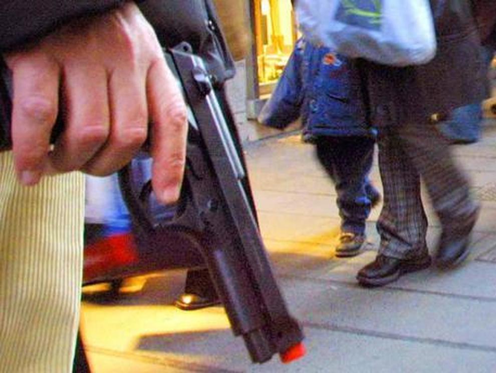 Castellammare, con la pistola a pallini fanno una “finta stesa” modello Gomorra per le strade del centro: caccia ai responsabili