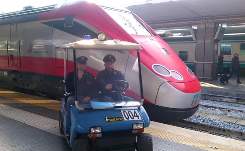 Rapinano i viaggiatori di Italo con una bomboletta spray: arrestati dalla Polfer a Napoli due migranti