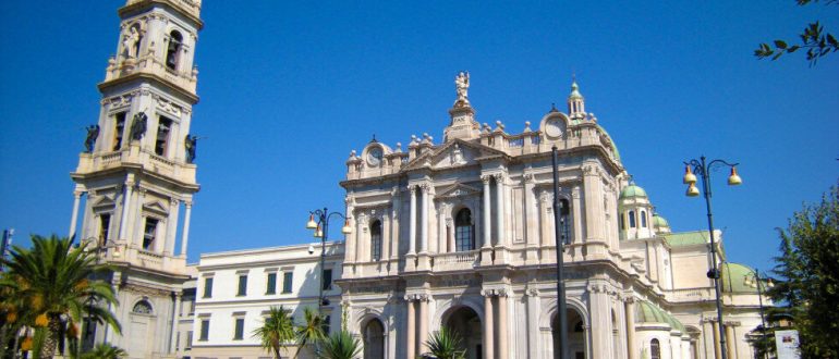 Pompei, il prete ‘smonta’ il miracolo della corona e riceve una valanga di critiche su facebook