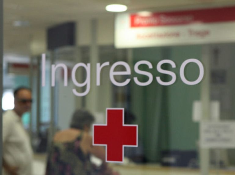 Follia in provincia di Caserta: 14enne colpito alla testa da un proiettile vagante mentre è al bar con gli amici