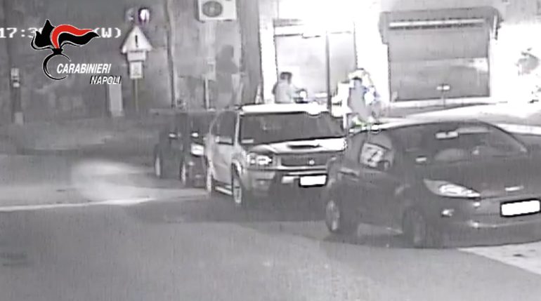 Napoli, seguono un consulente finanziario all’uscita dalla banca, lo picchia e lo rapinano: arrestati in due. IL VIDEO