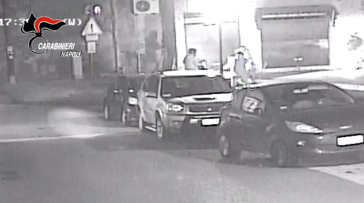 Napoli, seguono un consulente finanziario all’uscita dalla banca, lo picchia e lo rapinano: arrestati in due. IL VIDEO