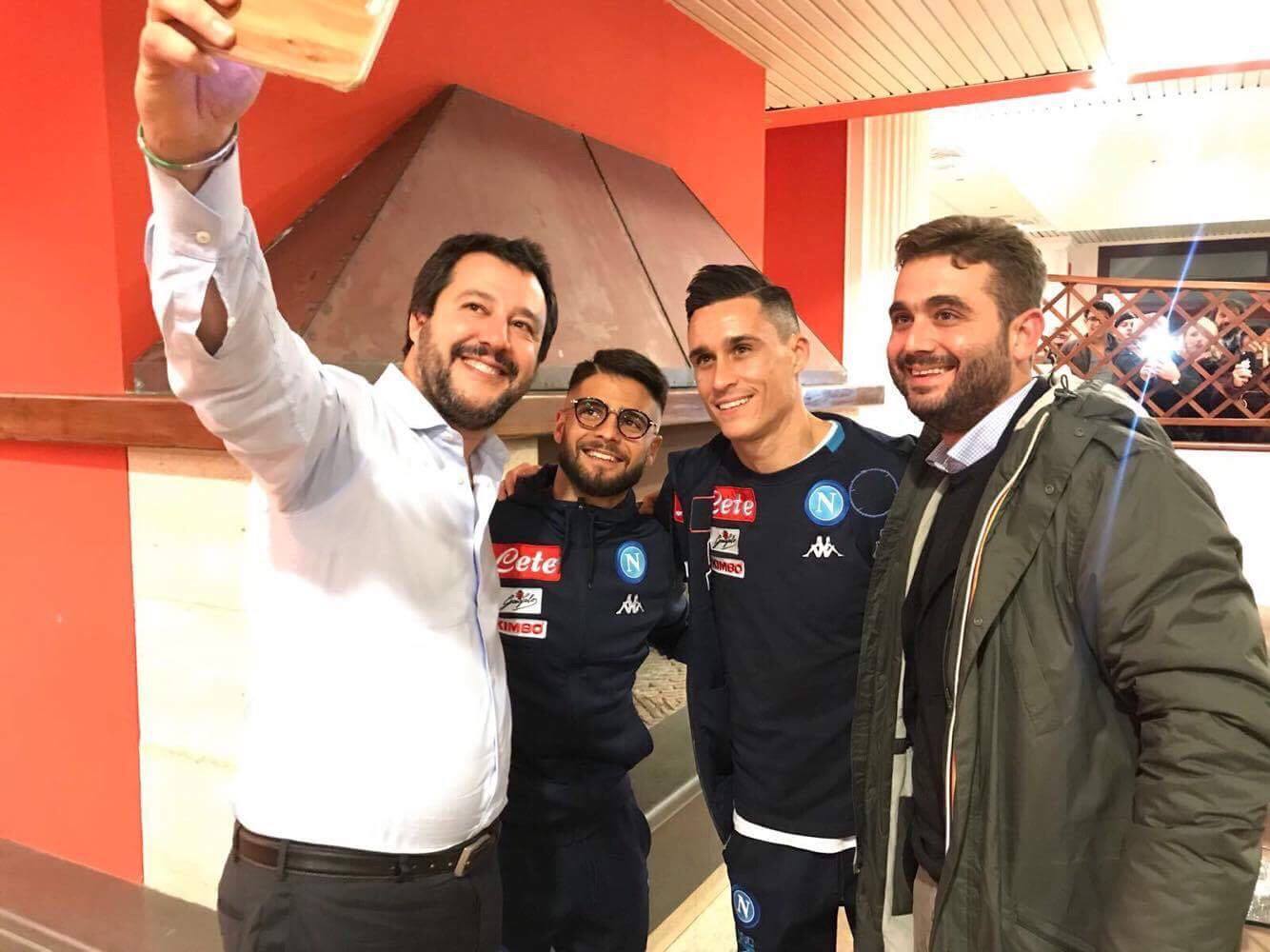 Napoli, Salvini posta la foto con Insigne e Callejon e sui social scoppia la polemica