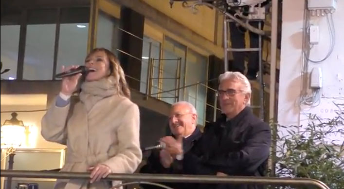 Luci d’Artista a Salerno, Serena Autieri accende l’Albero