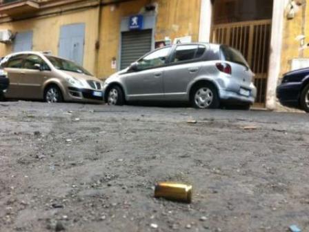 Napoli, pregiudicato ferito nella sua Porsche a Ponticelli: non convince la versione della pallottola vagante