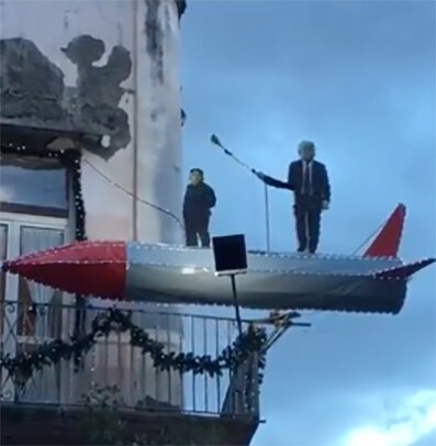 Natale 2017 a Torre del Greco: arriva TRUMP sul missile. IL VIDEO