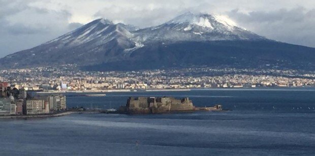 Vesuvio imbiancato e collegamenti fermi in golfo di Napoli