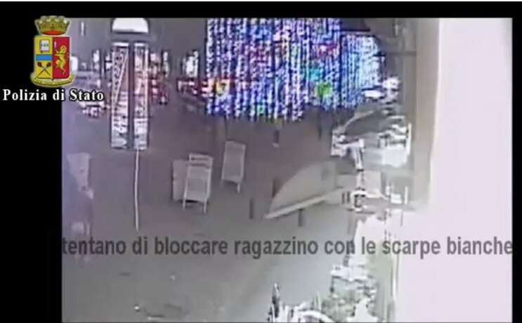 Napoli, il video della baby gang in azione in via Foria: caccia ai complici