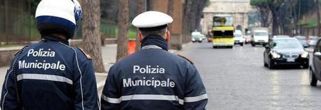 Napoli: tenta furto in supermercato e aggredisce due agenti intervenuti