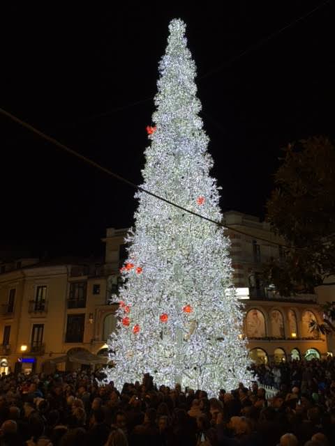 Salerno: prova a sgozzarsi davanti albero di Natale, è grave