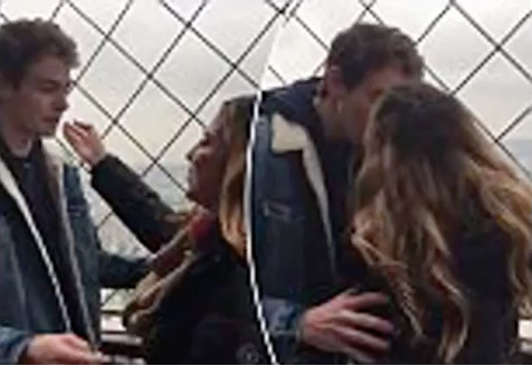 Bacia un ragazzo sconosciuto sulla Torre Eifell, lo cerca sul web e lo trova ma è fidanzato. Il VIDEO è virale in rete