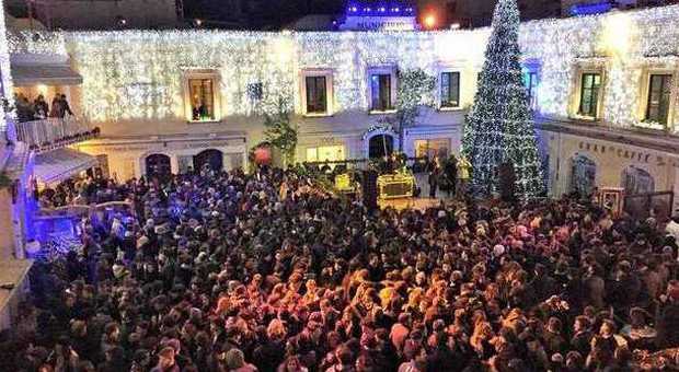 Capri, la piazzetta trasformata in discoteca all’aperto per festeggiare l’arrivo del nuovo anno