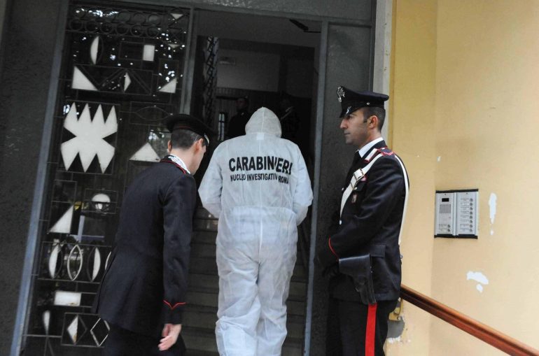 16enne si suicida per sfida social, pc sequestrato e indagini
