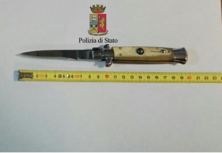 Va in Tribunale per divorziare, ma aveva un coltello: denunciato