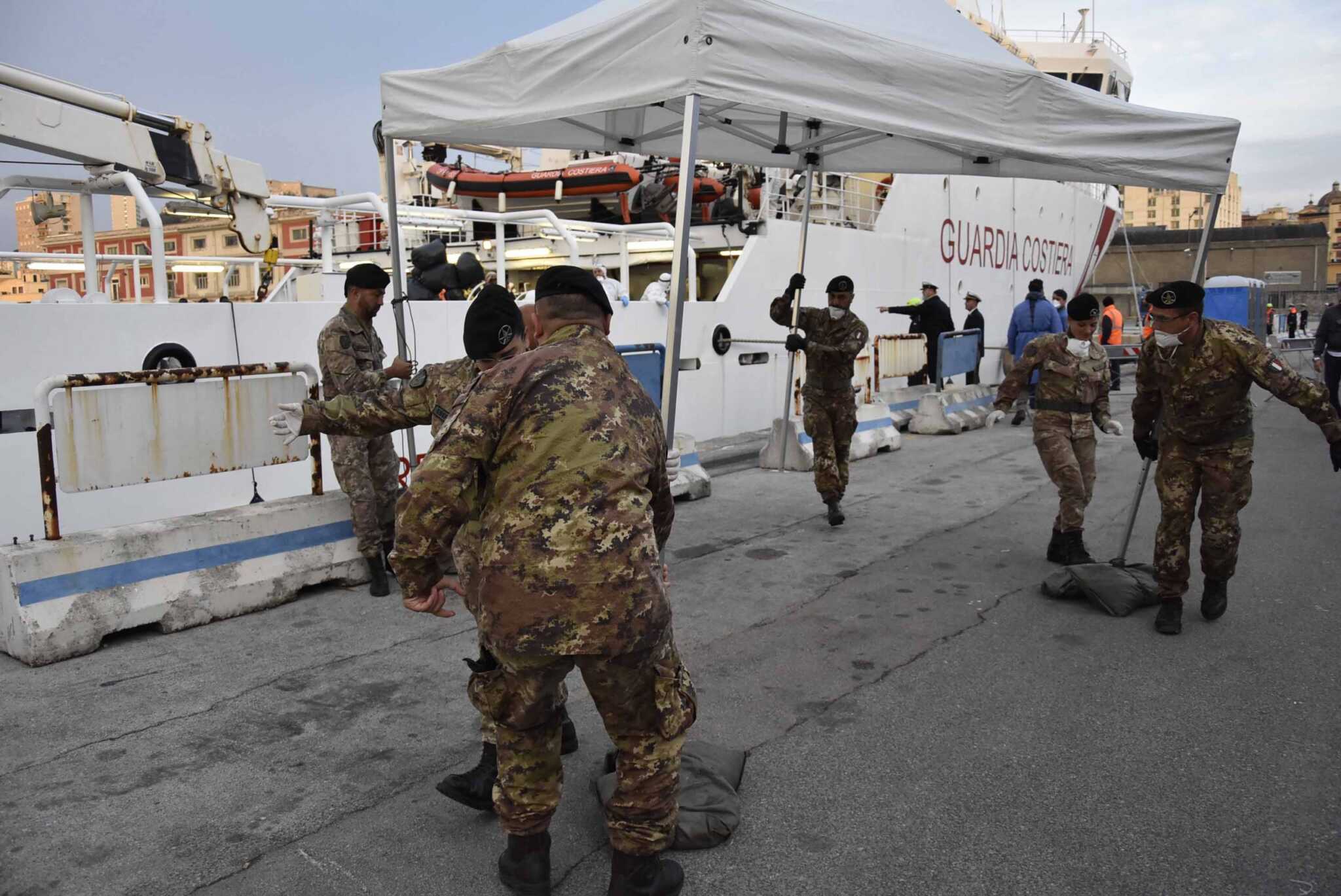 Napoli, turista in arresto cardiaco: salvato dall’Esercito all’interno del porto