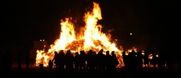Napoli: roghi di S.Antonio, sassi dai ragazzi contro le forze dell’ordine