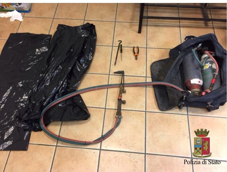 Pozzuoli, coppia sorpresa a rubare in un cantiere edile