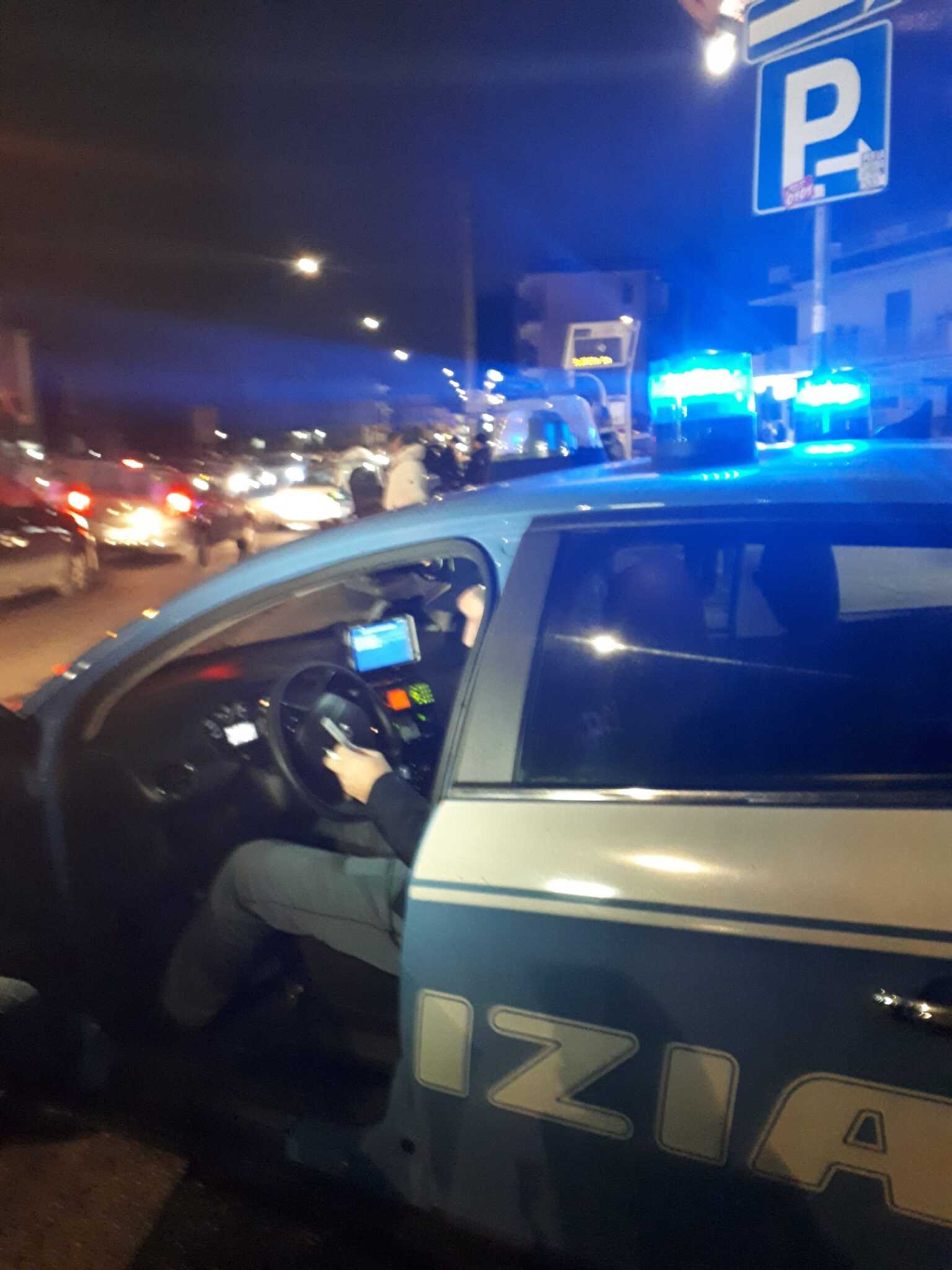 Parcheggiatore abusivo spara per strada a Napoli contro figlio e nipoti: denunciato