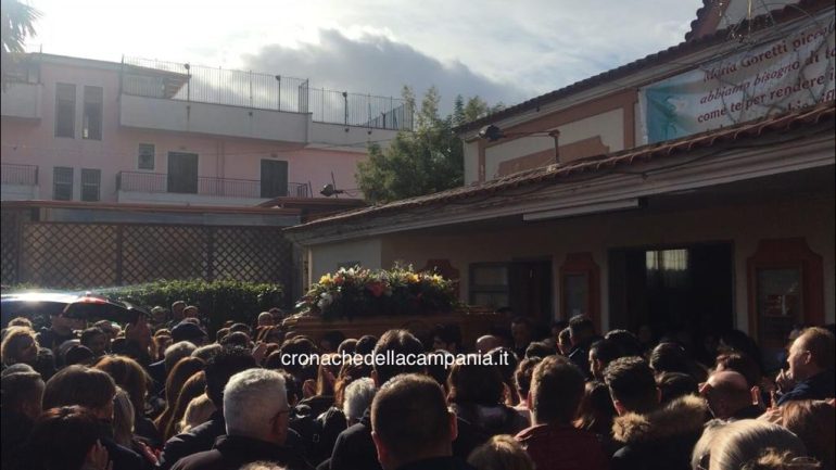Pompei, ‘Non succeda più’: il monito del parroco ai funerali del parrucchiere