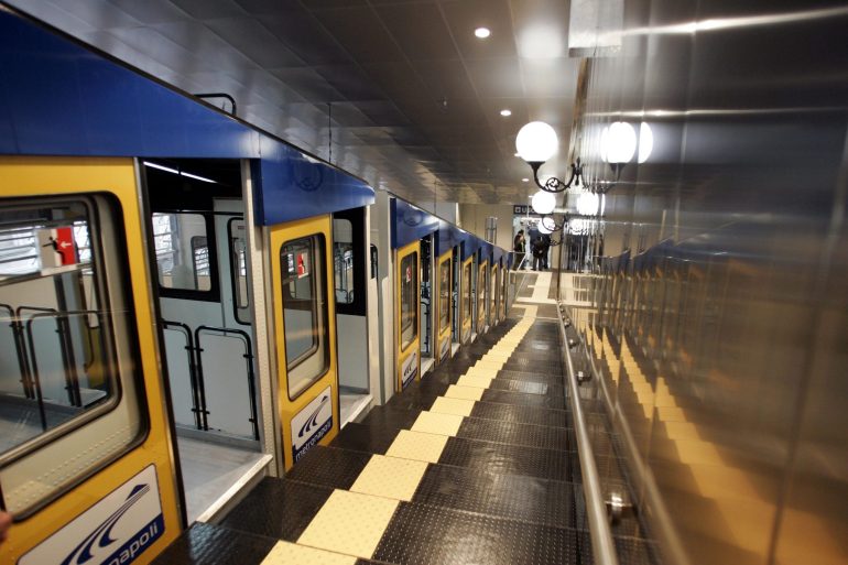 Napoli, guasto al pantografo della funicolare e incendio: stop alle corse