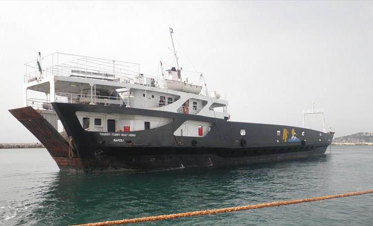 Maltempo: nave merci si incaglia nel porto di Casamicciola