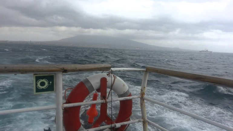 Maltempo nel Golfo di Napoli: trasporti marittimi in crisi per le isole