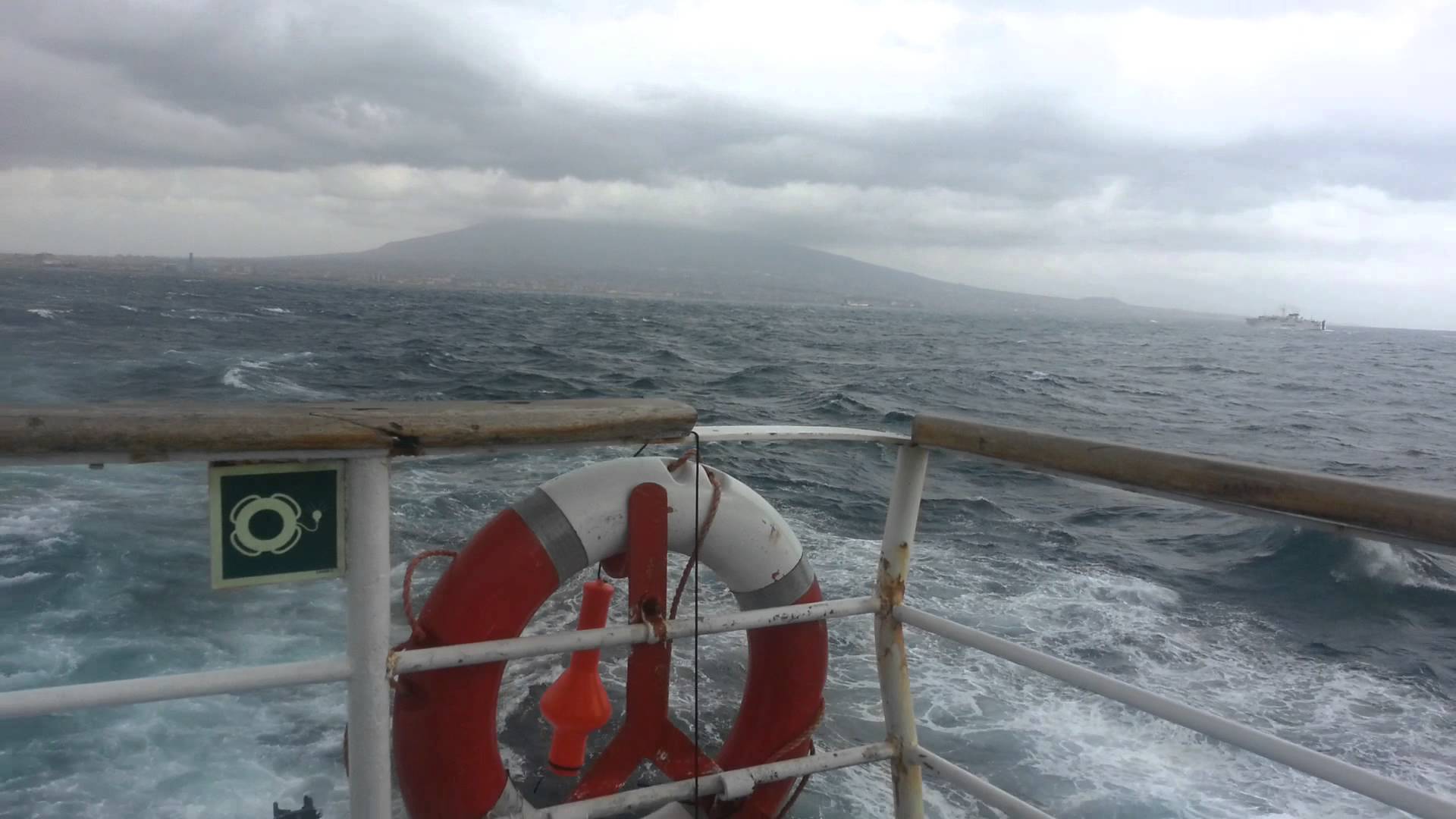 Forte vento, ancora collegamenti marittimi a singhiozzo nel Golfo di Napoli