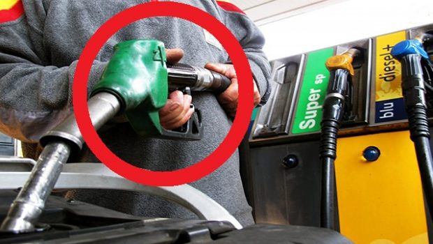 Distributore di benzina preso d’assalto dagli automobilisti inferociti: ‘Auto danneggiate dopo il rifornimento di gasolio’