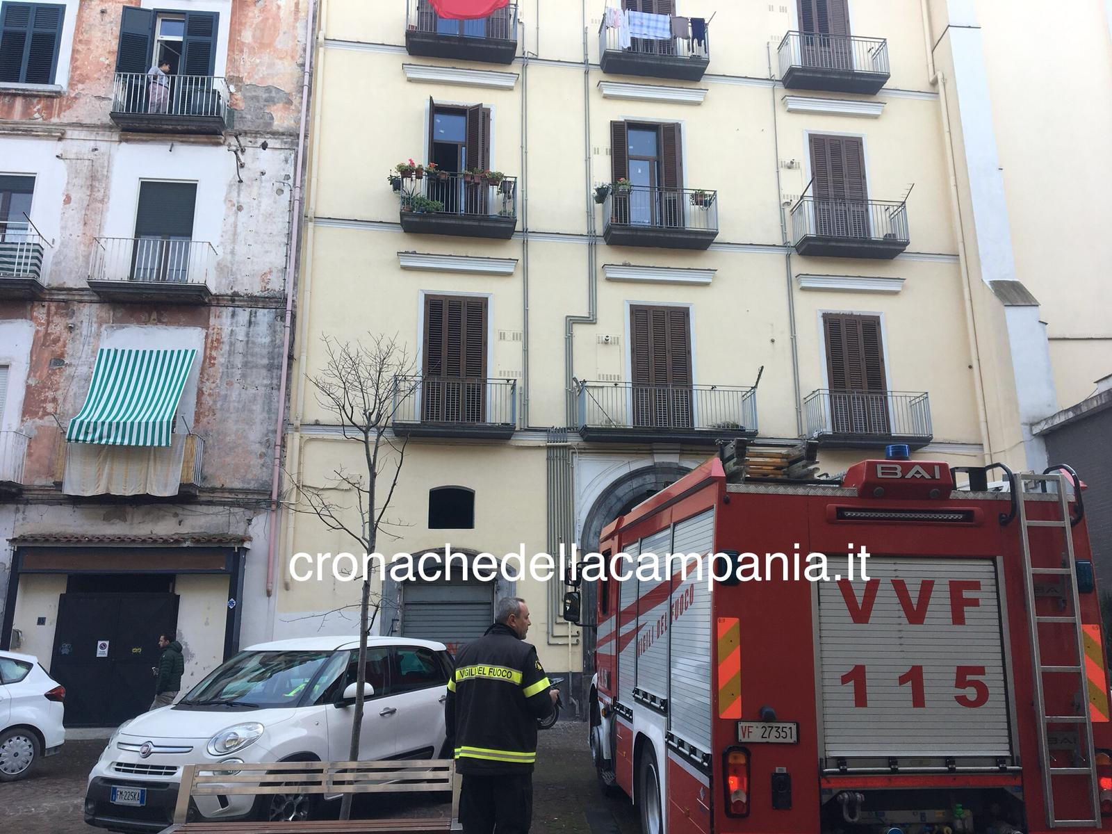 Castellammare, fiamme vicino alle Antiche Terme: evacuato un palazzo