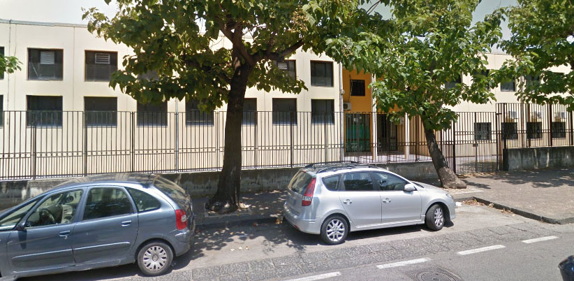 Napoli, entrano nella scuola, sparano colpi a salve e fuggono: denunciati due minorenni