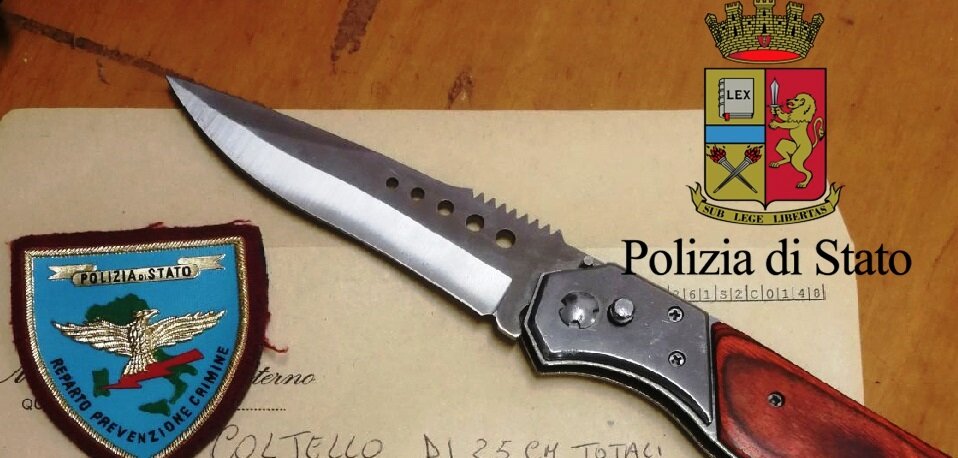 Napoli, 17enne vede la polizia e scappa: aveva un coltello da 12 centimetri