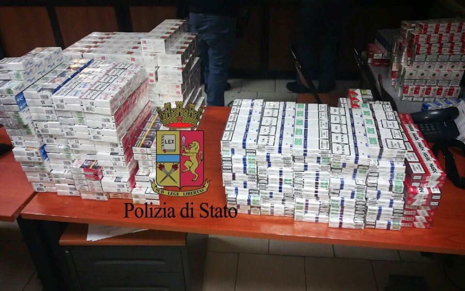 Napoli, preso contrabbandiere con 250 stecche di sigarette