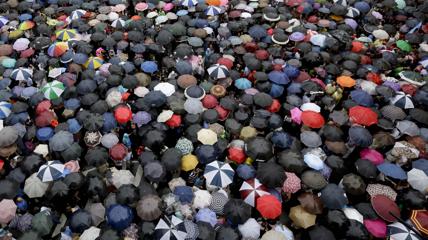 Napoli. ‘la marcia degli ombrelli’: basta movida violenta