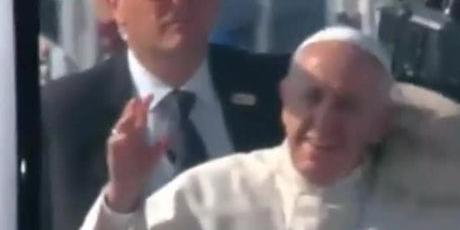 papa francesco colpito al volto in cile da un giornale lanciato dalla folla