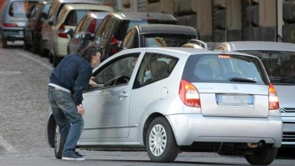 Sant’Antimo, parcheggiatore abusivo sfregia un giovane automobilista con un coccio di vetro