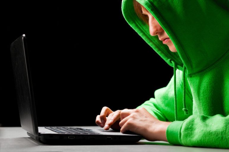 Frode informatica: un mese di libertà e nuova denuncia per la cugina dell’hacker Guerriero