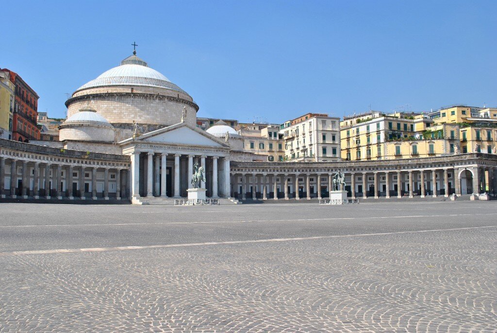 Napoli, giovane di 18 anni ferito in Piazza Trieste e Trento: indaga la polizia