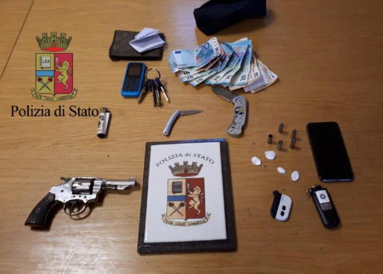 Caivano, girava armato al Parco Verde: in manette 22enne