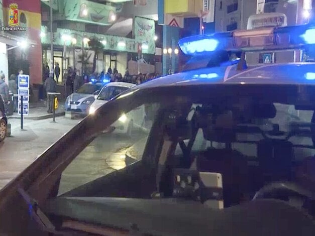Napoli, in auto con droga e una busta paga falsa: denunciati e multati
